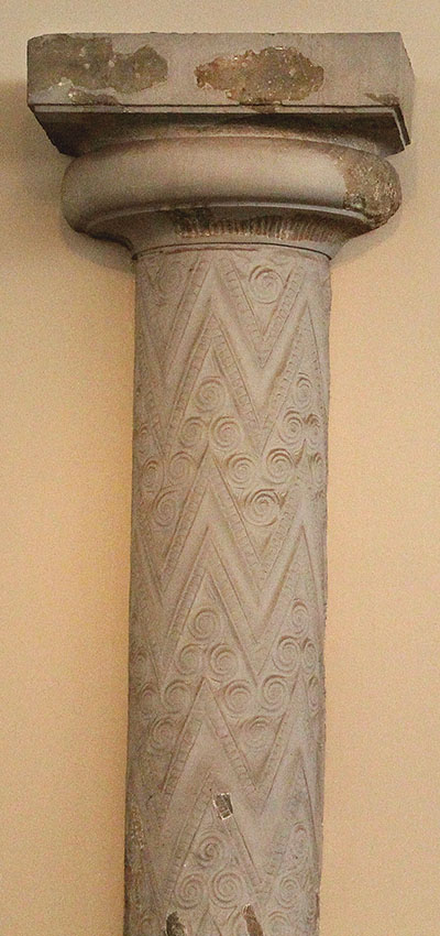 mykene atreus-tholos-mycenae-column-athens-museum Die Halbsäulen der Eingangsfassade zum Atreus-Grab befinden sich im Archäologischen Nationalmuseum von Athen. 