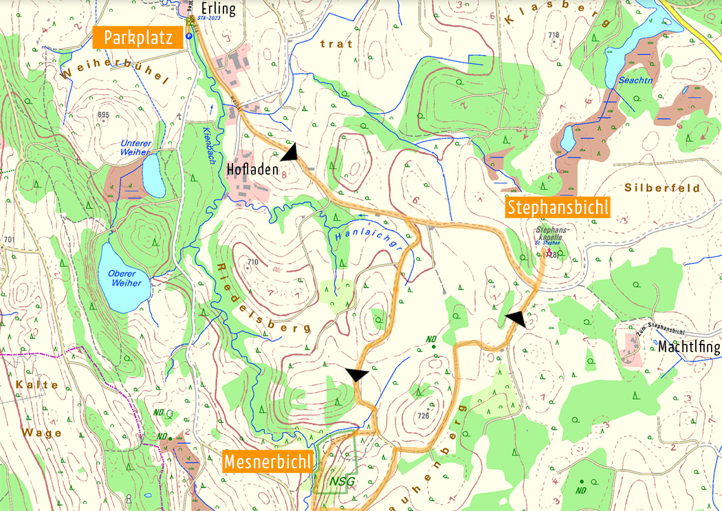 Der Orientierungsplan zeigt den Parkplatz bei Erling als Ausgangspunkt, das Naturschutzgebiet (NSG) Mesnerbichl und den Stephansbichl mit Panoramablick auf die Berge. Kartenvorlage: Bayernatlas