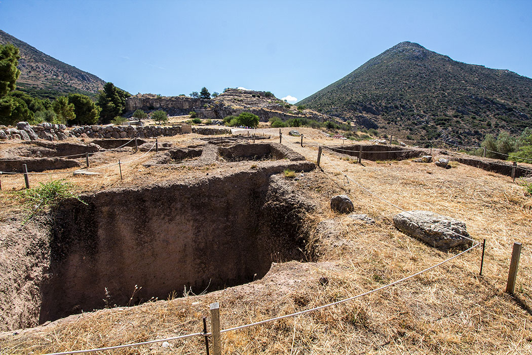 Mycenae argolis grave circle b peleoponnes greece Das Gräberrund B wurde im Zeitraum 1650 bis 1550 v. Chr. angelegt und ist das bislang älteste Gräberfeld von Mykene. 