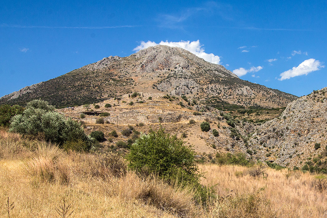 Mycenae citadel argolis peloponnes greece Die Zitadelle von Mykene liegt auf einem etwa dreihundert Meter hohen Hügel. Dahinter liegt der Berg Agiolias, auch Profitis Ilias genannt. An der Südseite (rechts) wird die Anlage durch die Chavos-Schlucht vom Berg Zara getrennt. 