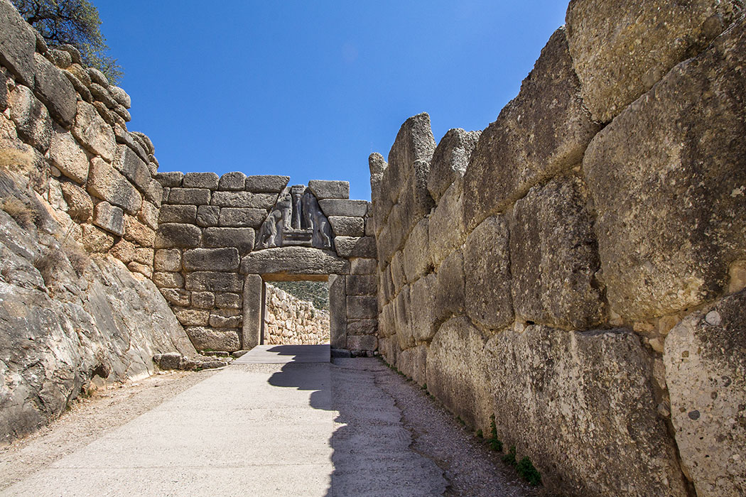 Mycenae lion gate 01 argolis peleoponnes greece Jeder Besucher von Mykene betritt die Burg durch das mächtige Löwentor - und das seit fast 3300 Jahren. Nicht nur uns heutigen Betrachtern, auch damaligen Besuchern müssen Erscheinung und Technologie größten Respekt abgenötigt haben.