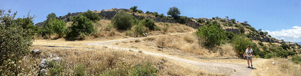 Mycenae north gate outside walls argolis peloponnes greece Unterhalb des Nordtores beeindrucken die gut erhaltenen Mauerzüge und die Länge der Burg, im linken Drittel des Fotos ist die nördliche Ausfallpforte durch die Mauer erkennbar.