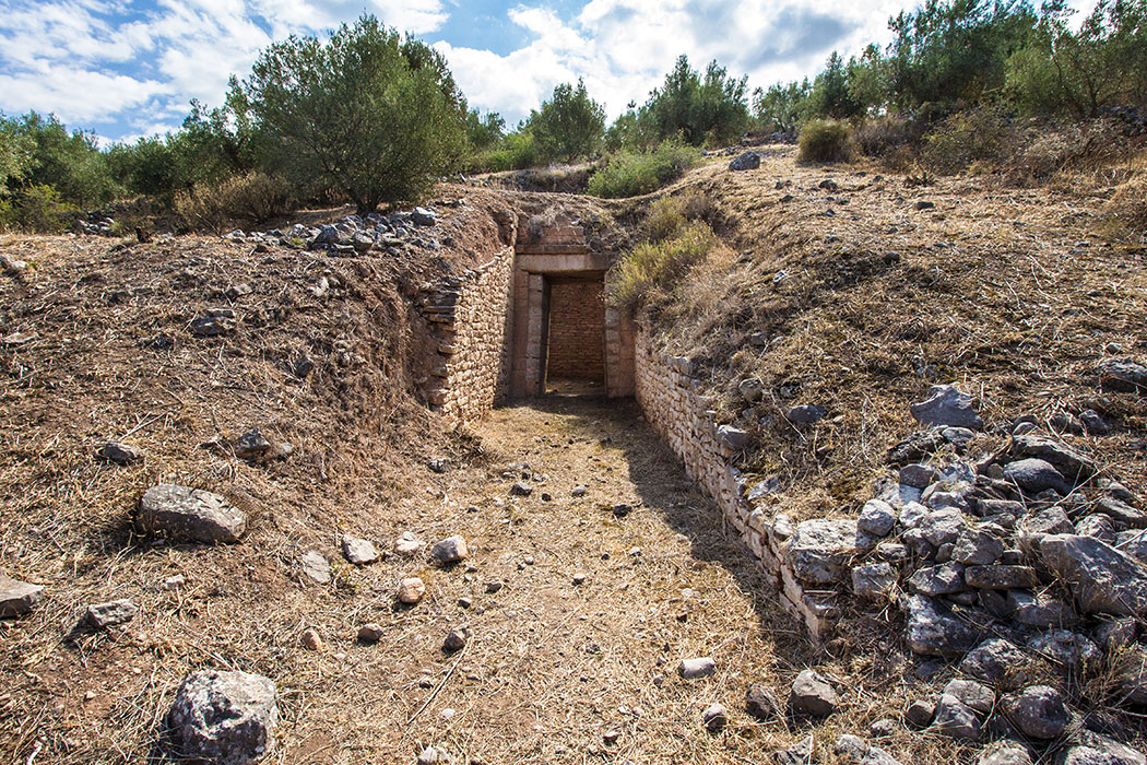 Mycenae panagia tholos 01 panagitsa hill argolis peloponnes greece Das Panagia-Grab liegt inmitten von Feldterrassen, etwas unterhalb der markanten Panagia-Kapelle. Der Zugang ist gut erhalten geblieben. Südlich des Kuppelgrabes befinden sich einige Kammergräber.