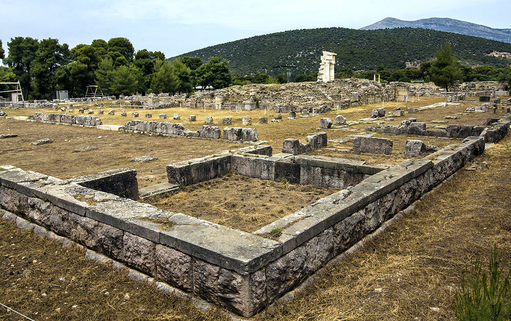 epidauros Hestiatorion sanctuary asklepios argolis peloponnese greece Das Hestiatorion war ein riesiger Speisesaal. Für kulturelle Veranstaltungen wurde in römischer Zeit in den Innenhof ein Odeon eingebaut.