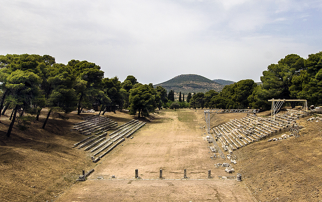 epidauros stadium sanctuary asklepios argolis peloponnese greece title Das antike Stadion von Epidauros ist mitsamt seiner Startanlage gut erhalten, an seinen Längsseiten sind noch die Sitzreihen sichtbar.