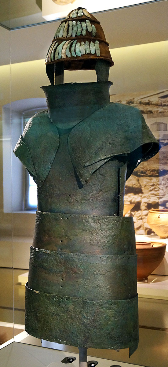 Mycenaean_armour_from_chamber_tomb_12_Dendra_schuppi Die mykenische Bronzerüstung von Dendra befindet sich im Archäologischen Museum von Nafplion. Foto: Wikipedia, Schuppi