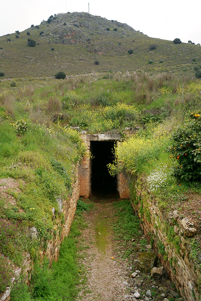 Tholos Tomb Tiryns nafplio argolis peloponnese greece wikipedia Schuppi Das Tholosgrab von Tiryns liegt am Fuß des Profitis-Ilias-Hügels und wurde um 1300 v. Chr. erbaut. Foto: Wikipedia, Schuppi