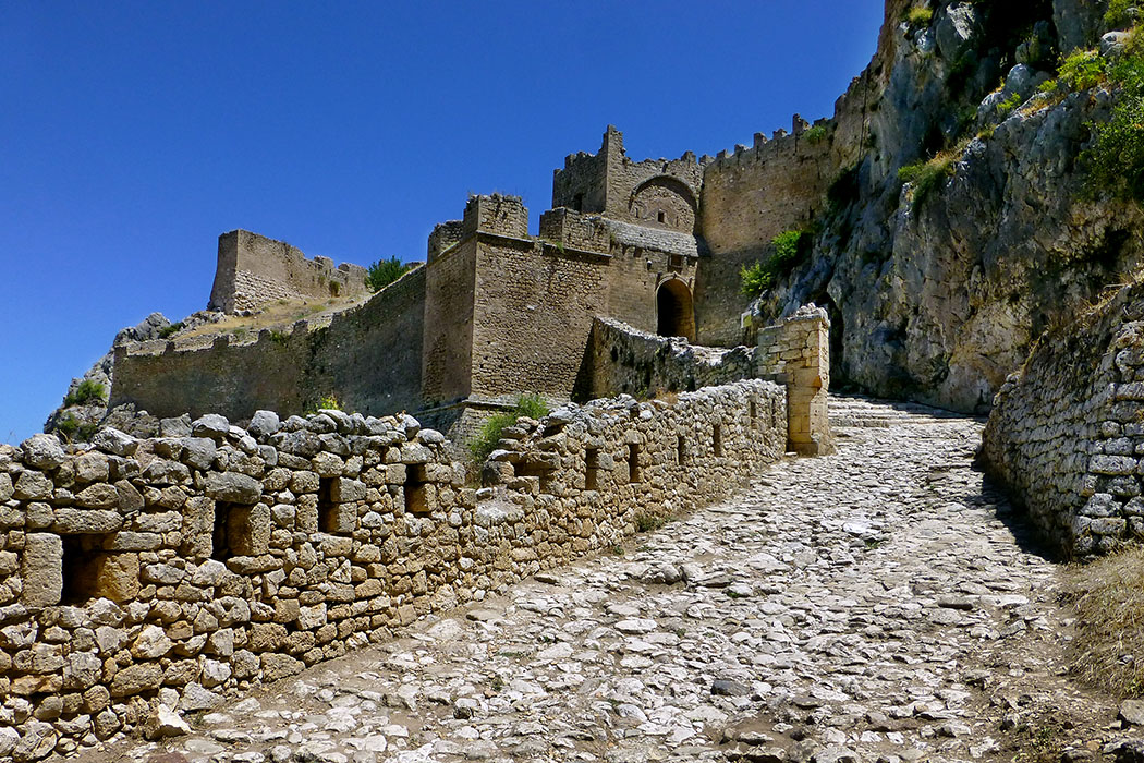 akrokorinth corinth korinthos citadel korinthia peloponnese greece ol Die Festung auf dem Akrokorinth ist eine der größten Europas. Jeder Heerführer und König der die Vorherrschaft auf dem Peloponnes anstrebte versuchte diese Burg zu erobern.