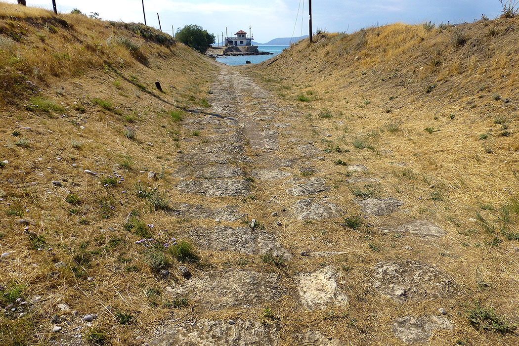 Reste des antiken Diolkos, einer antiken Schleifstraße, sind in Posidonia bei Korinth erhalten geblieben. Ab dem 6. Jhd. v. Chr. wurde diese Kombination der Spurrillenführung und des Überlandtransports von Seefahrzeugen erbaut und genutzt.