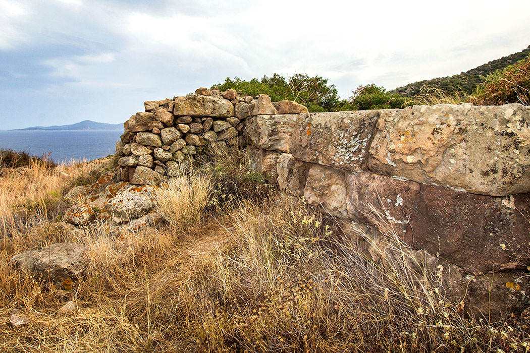 methana akropolis oga geometric citadel 01 piraeus attica greece Auf dem höchsten Punkt von Oga befindet sich ein hellenistisches Turmfundament. Oga war ein strategisch perfekt gewählter Platz auf der Halbinsel Methana.
