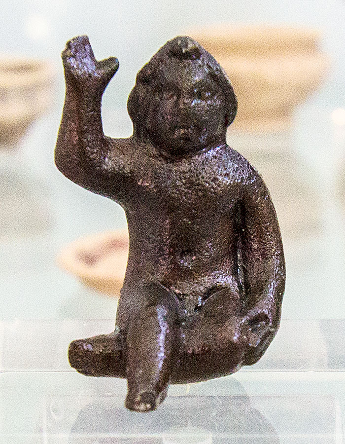 nemea archaeological museum figurine of opheltes bronze korinthia peloponnes greece Bronzefigur des Opheltes im Archäologischen Museum von Nemea. Der kleine Prinz von Nemea wurde von einer großen Schlange erwürgt.