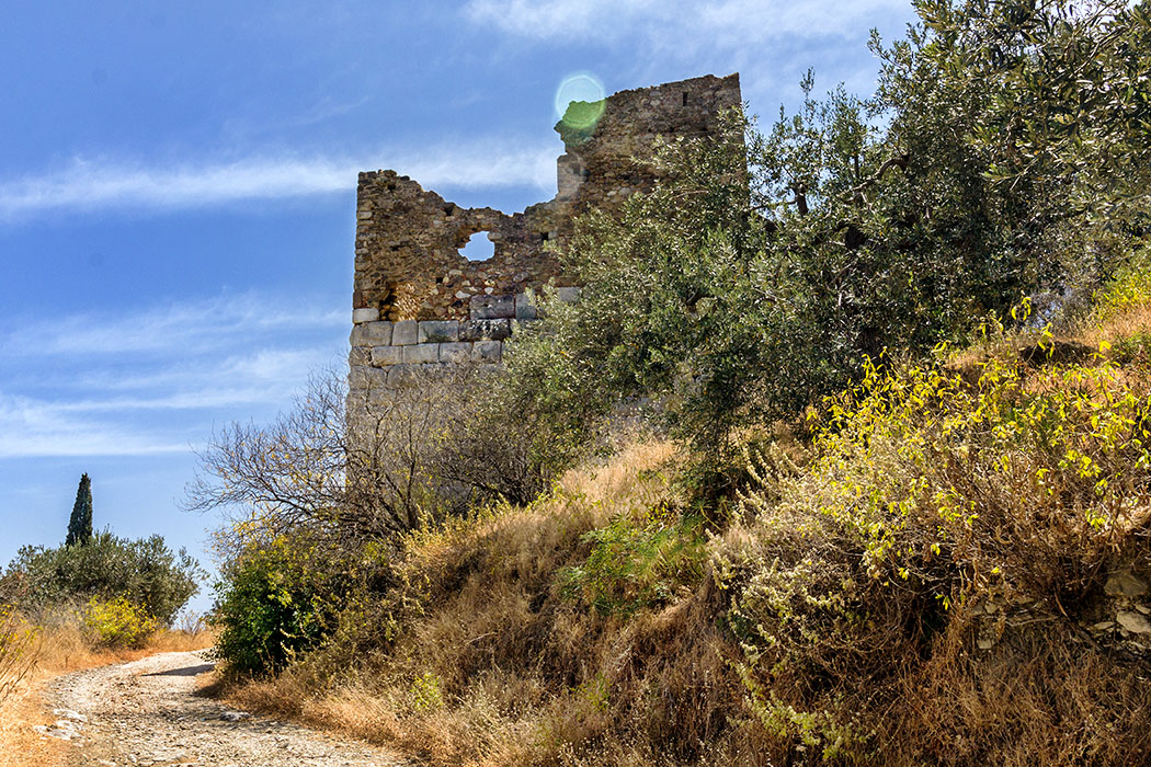 trizina troizen hellenistic tower attica peloponnes greece Der hellenistische Wachturm von Troizen ist ein markanter Orientierungspunkt in der Landschaft. Im Mittelalter wurde er mit kleinteiligem Mauerwerk erhöht.