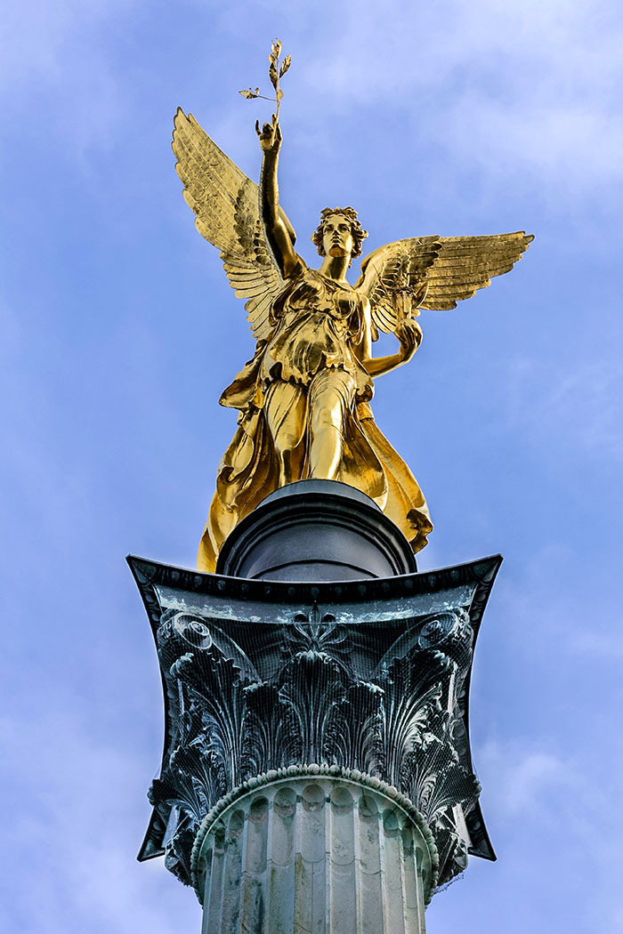friedensengel friedensdenkmal angel of peace munich bavaria germany muenchen Der sechs Meter hohe Siegelengel hält in der Rechten Hand einen Ölzweig als Sinnbild für Frieden und in der Linken das Palladion, ein Abbild der Göttin Athene, die für Kampf und Weisheit steht.