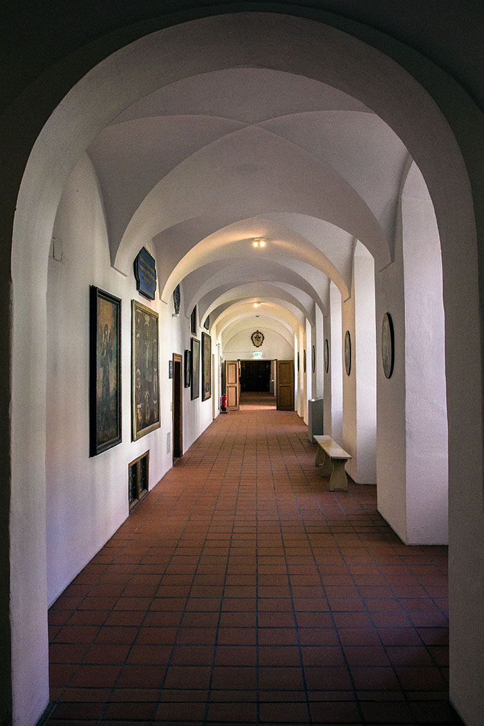 kloster-beuerberg-kreuzgang-eurasburg-wolfratshausen-bayern An den Kreuzgang sind alle Bauteile des Klosters wie Kirche, Speisesaal, Kapitelsaal und die Wohnräume angeschlossen. 