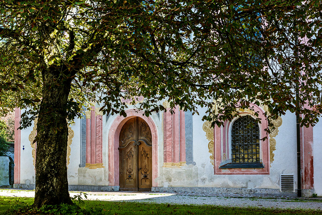 kloster-beuerberg-stifskirche-peter-und-paul-fassade-eurasburg-wolfratshausen-bayern Frisch renoviert leuchten die Farben an der Fassade der einstigen Klosterkirche von Beuerberg.