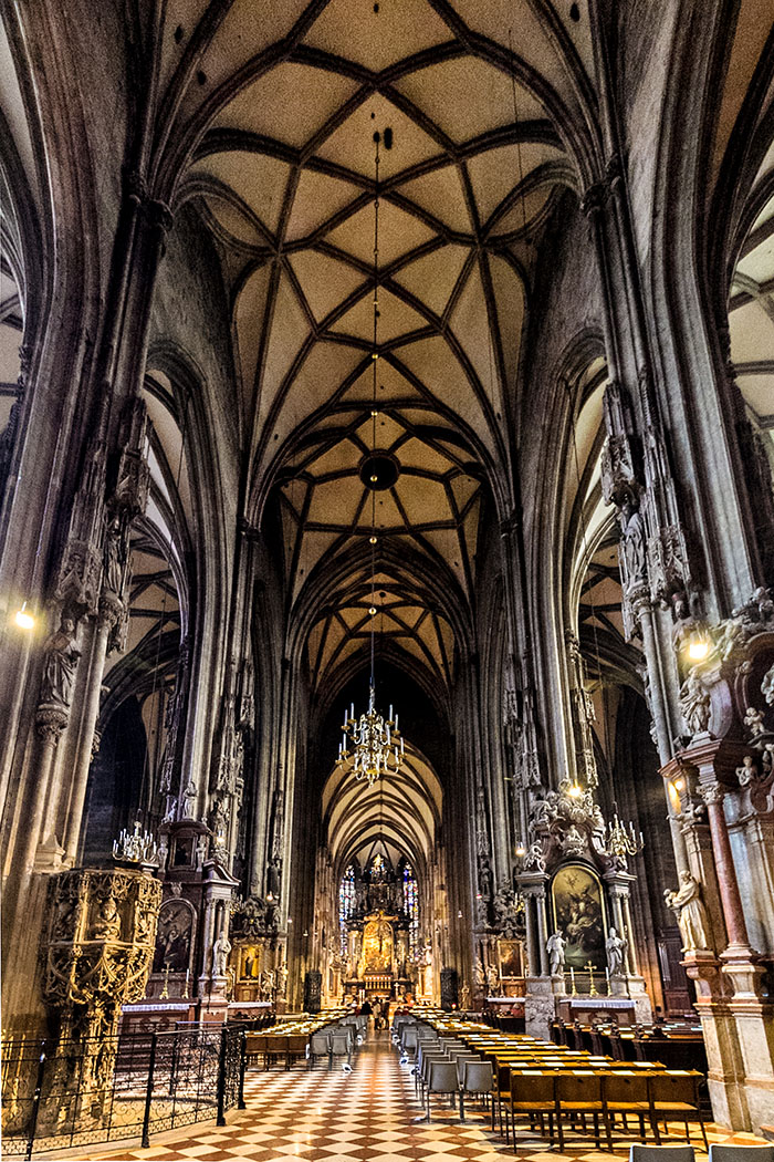 stephansdom-st-stephens-cathedral-wien-vienna-innenraum-inside-oesterreich-austria Das gotische Mittelschiff des Stephansdoms ist auf den Hauptaltar ausgerichtet.