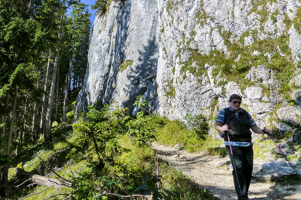 ammergauer-alpen-laber-hydrolyse-oberammergau-ettal-bayern „Profillos auf dem Laber!“ Monika ist froh, dass sie ihre Trekkingstöcke dabei hat, das gibt beim Rückweg Sicherheit.