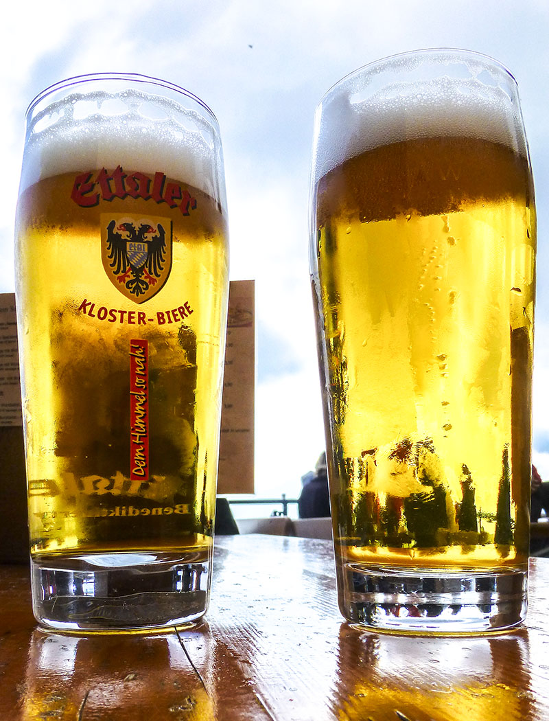 ammergauer-alpen-laber-ettaler-bier-oberammergau-ettal-bayern Das Ettaler Edel Hell ist ein Durstlöscher für alle Gelegenheiten.