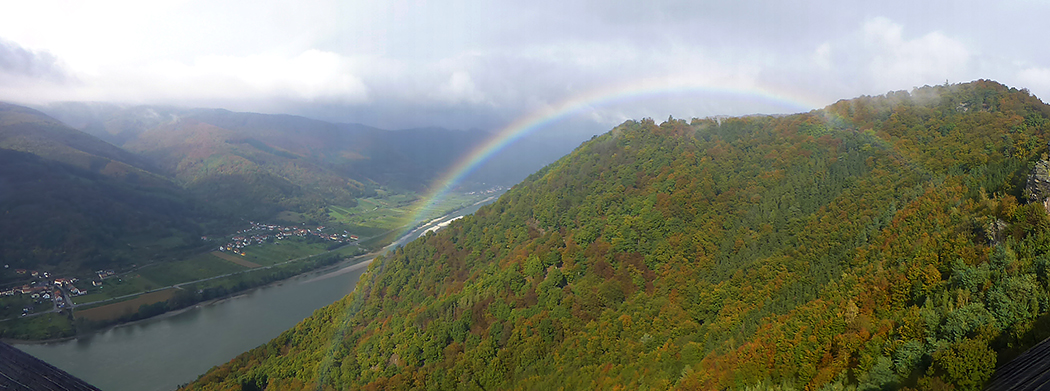 aggstein-burg-regenbogen-rosengaertlein-wachau-niederoesterreich Vom Felsbalkon, auch "Rösengärtlein" genannt, belohnt uns doch noch die Sonne mit einem wunderschönen Regenbogen, für das regnerische Wetter.