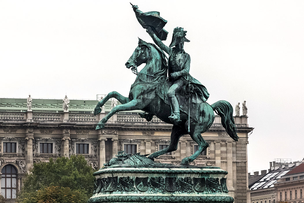 wien heldenplatz Reiterstatue Erzherzog Karl oesterreich vienna austria Die Reiterstatue von Erzherzog Karl wurde 1860 am Heldenplatz vor der Hofburg aufgestellt. 