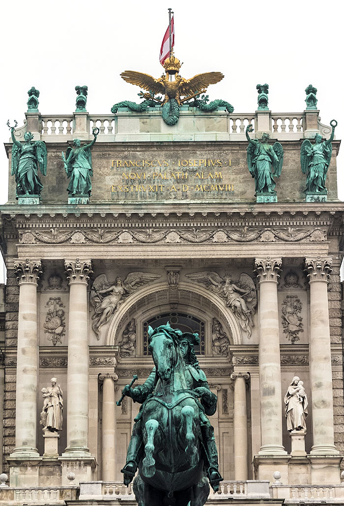 wien hofburg neue burg prinz eugen denkmal oesterreich vienna austria Die Reiterstatue von Prinz Eugen von Savoyen wurde 1865 auf dem Heldenplatz aufgestellt. Im Hintergrund die Neue Burg der Wiener Hofburg. 