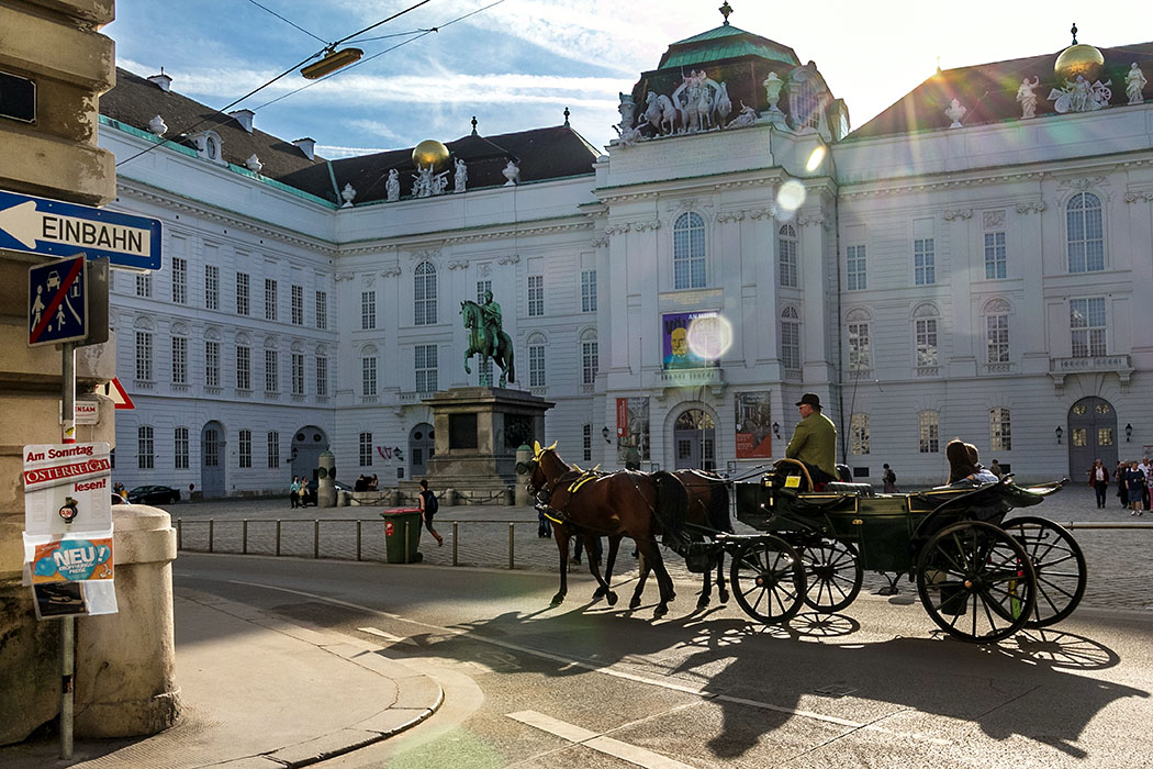 wien josephsplatz hofburg fiaker oesterreich vienna austria Städtereise Wien: Am Josefsplatz an der Wiener Hofburg fährt ein traditioneller Fiaker vorbei.