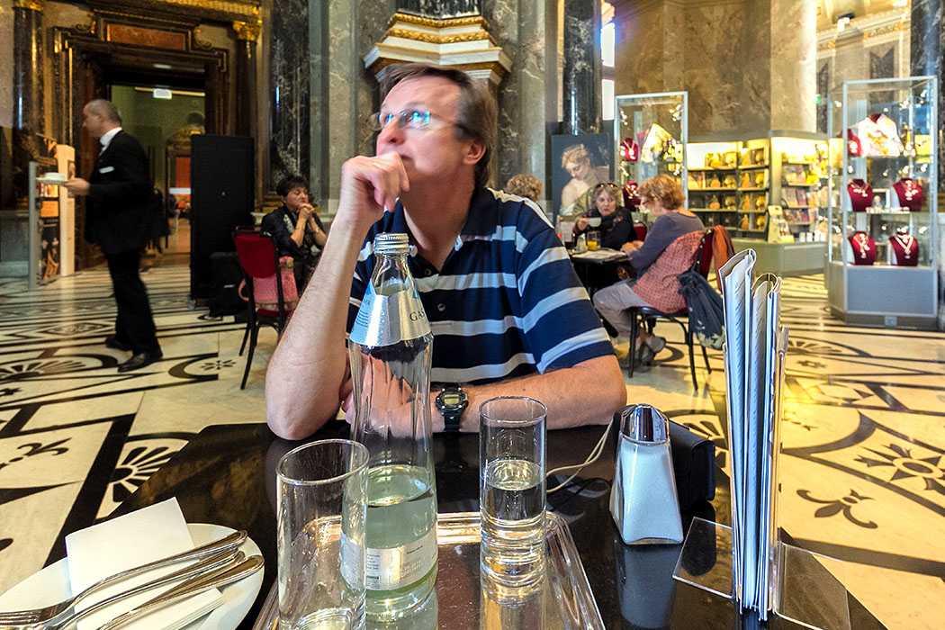 wien kunsthistoisches museum cafe restaurant oesterreich vienna austria Hans bestaunt voller Andacht die Kuppelhalle über dem Cafe Restaurant im Kunsthistorischen Museum von Wien.