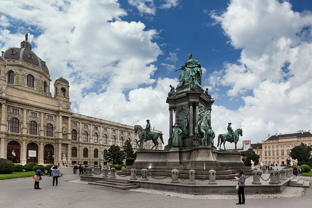 sehenswürdigkeiten von wien Zwischen dem Heldenplatz vor der Hofburg und dem MuseumsQuartier befindet sich der prachtvolle Maria-Theresien-Platz. Das Denkmal für Kaiserin Maria Theresia und die beiden größten historischen Museen von Wien dominieren den Platz.