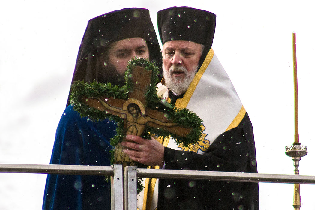 Fest der Epiphanie 2017 -Fest der Epiphanie 2017: Archimandrit Georgios Siomos (links) und Weihbischof Evmenios von Lefka bei der großen Wasserweihe auf der Ludwigsbrücke in München.