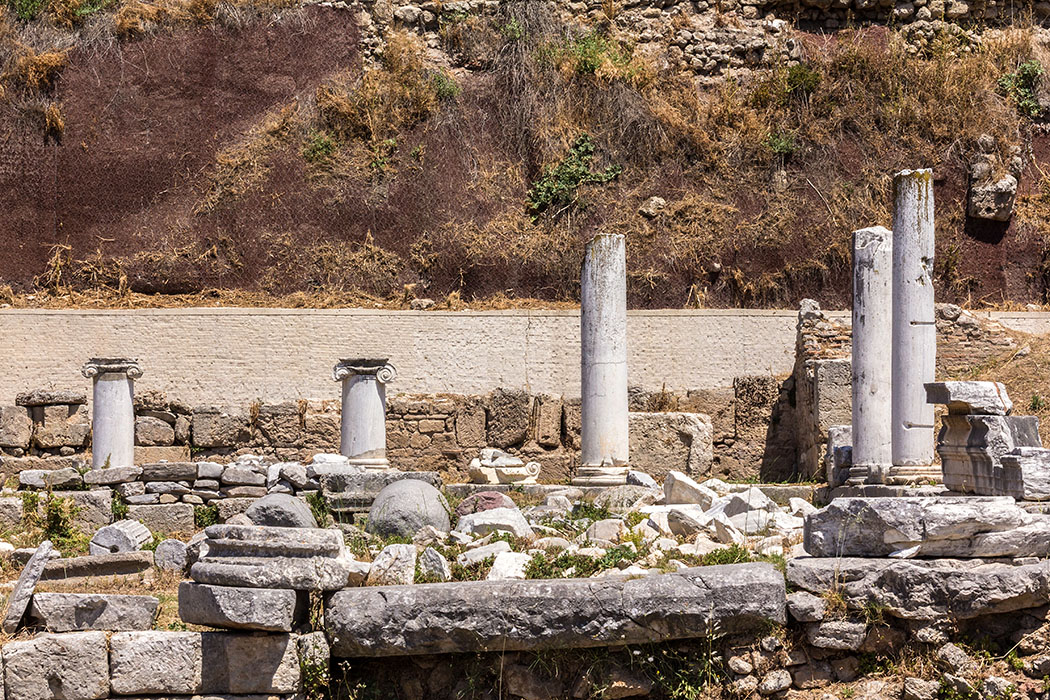 korinth Peribolos des Apollon peloponnes griechenland Der rechteckige Säulenhof wird Peribolos des Apollon genannt und wurde für religiöse Versammlungen und öffentliche Veranstaltungen genutzt. Er entstand in griechischer Zeit und wurde von den Römern renoviert.
