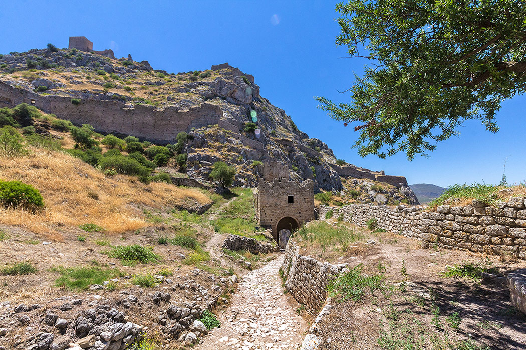 korinth akrokorinth festung burg peloponnes griechenland Die Festung Akrokorinth beeindruckt bis heute durch ihre riesigen Dimensionen. Die Burgruine ist mit Abstand die gewaltigste Burg Griechenlands. 