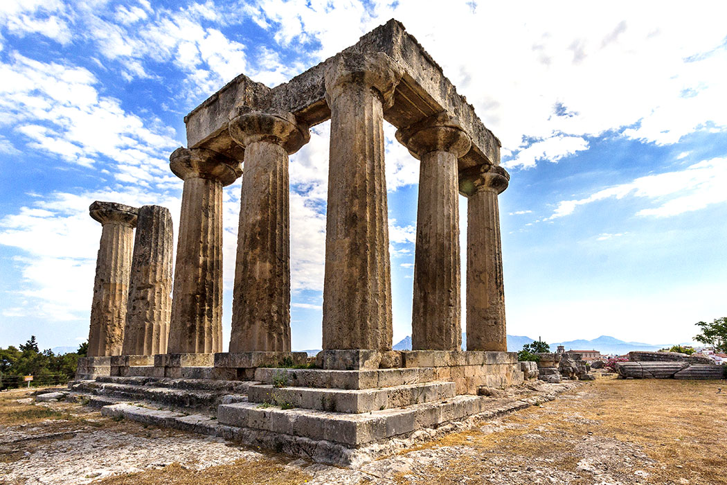 korinth apollon tempel dorisch peloponnes griechenland Der Apollon-Tempel von Korinth stammt aus dem 6. Jhd. v. Chr. und ist ein Meilenstein im griechischen Tempelbau, die Gliederung der Cella diente als Vorbild für den Parthenontempel in Athen.