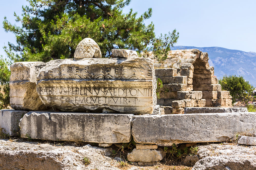 korinth babbius monument montopteros peloponnes griechenland Das römische Babbius-Monument war einst ein Monotperos mit acht Säulen. Es wurde von einem freigelassenen greichischen Sklaven auf dem Foruum von Korinth erbaut.