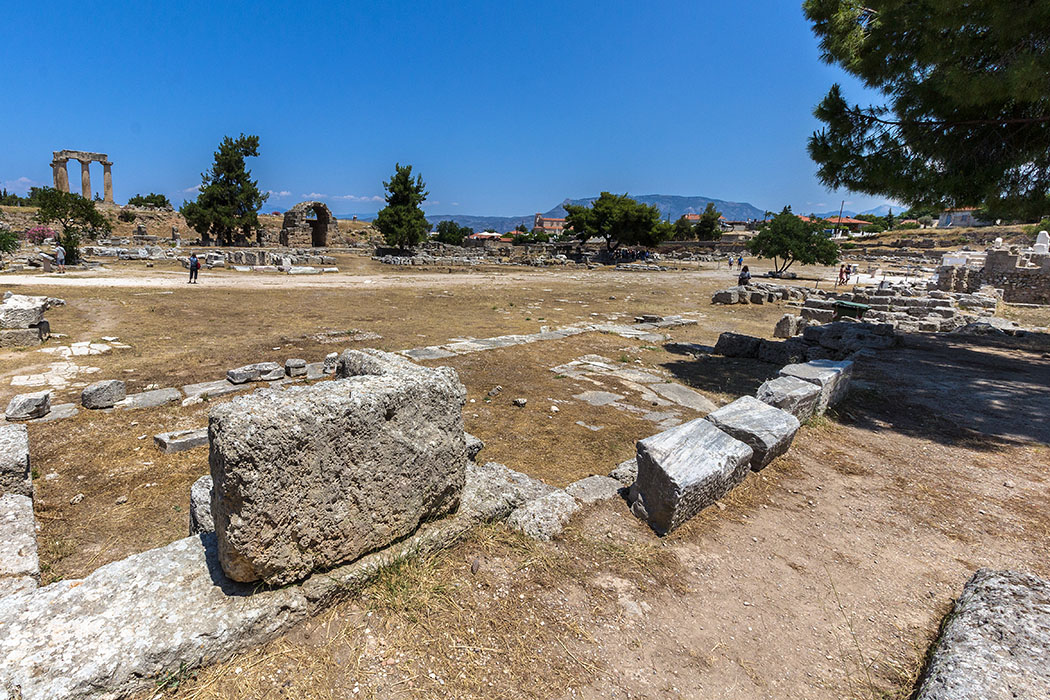 korinth forum suedstoa peloponnes griechenland Das Forum von Korinth war das politische, juristische, ökonomische und religiöse Zentrum der Stadt und entsprach in seiner Fuktion einer griechischen Agora.