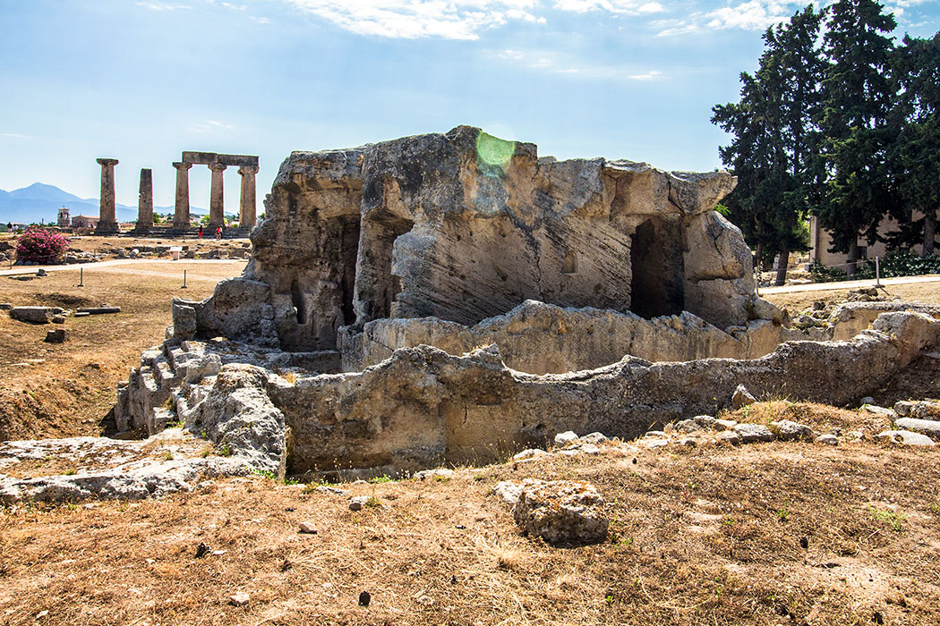 korinth glauke brunnen archaeologisches museum peloponnes griechenland Korinth war eine wasserreiche Stadt, jeder Bürger hatten zum Trinkwasser gebührenfreien Zugang. Der Glauke-Brunnen wurde im 6. Jhd. v. Chr. aus einem frei stehenden Kalksteinblock geschnitten. 