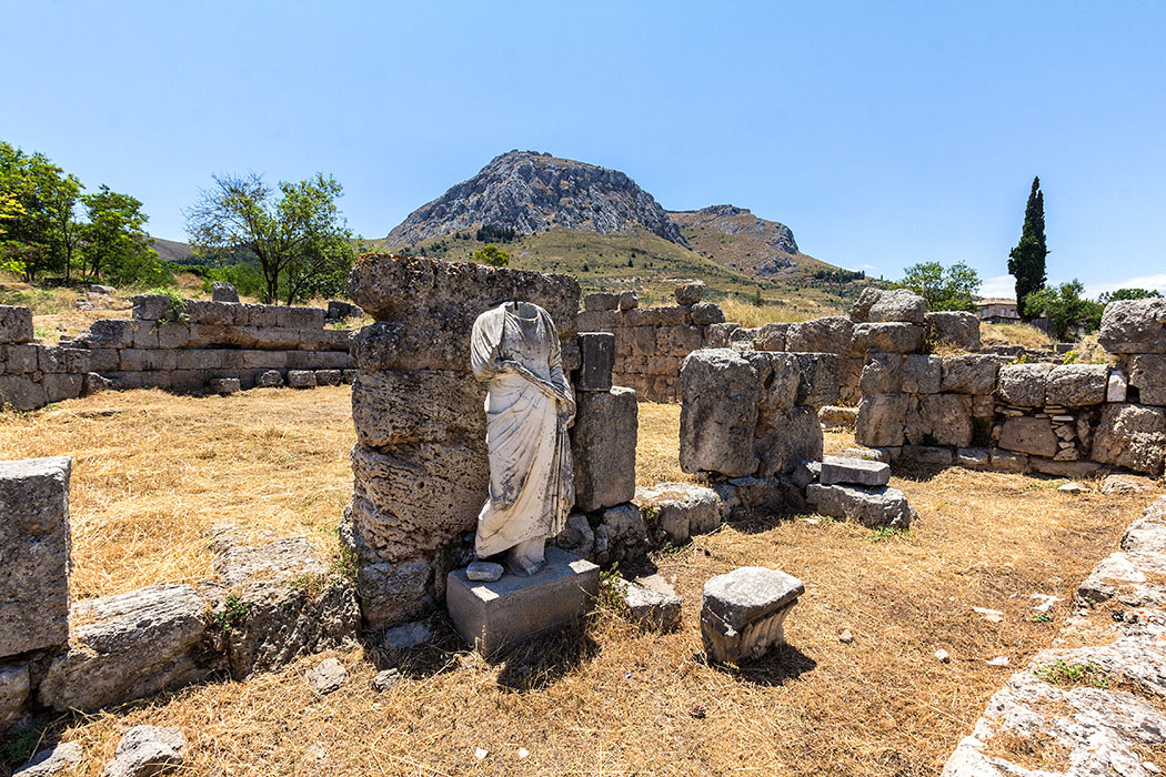 korinth sued stoa statue peloponnes griechenland Die Süd-Stoa war einst das größte "Shopping-Center" von Korinth. Über dreißig doppelstöckige Läden und Lokale hatten in der Stoa Platz.