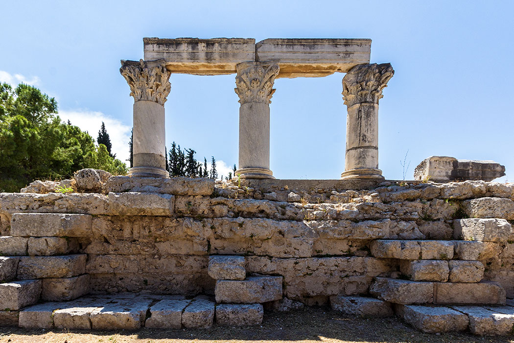 korinth tempel der octavia peloponnes griechenland Der römische Peripteral-Tempel auf einem hohen Fundament wird auch Tempel der Octavia genannt. In seinem Inneren stand eine Statue von Octavia, der Schwester des Augustus.