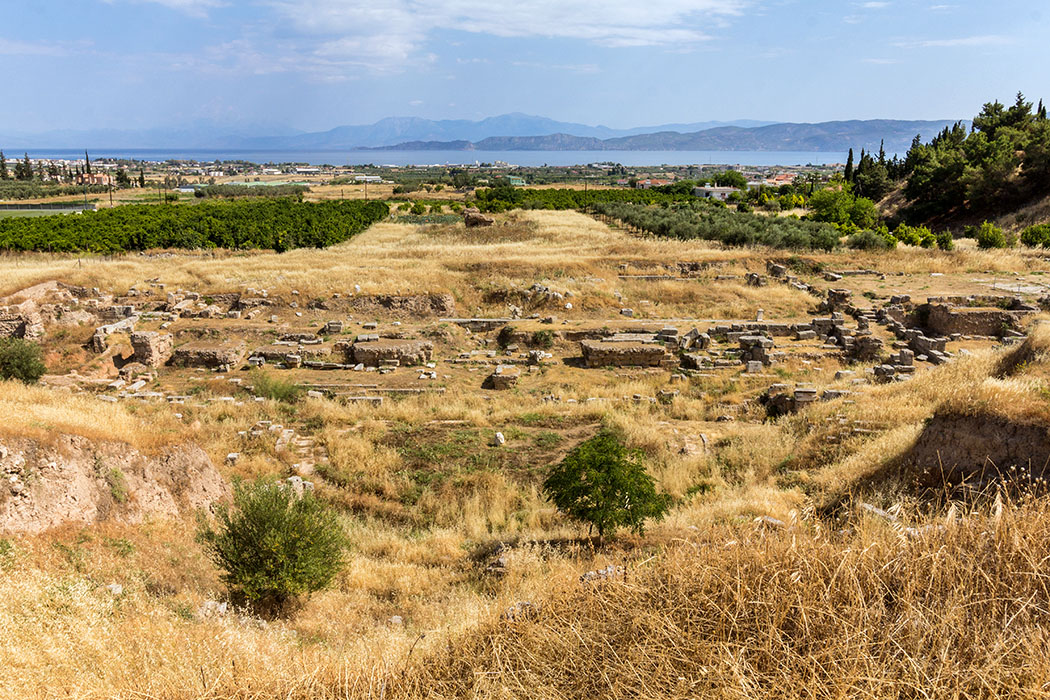 Online-Reiseführer: Peloponnes - Das antike Korinth korinth theater peloponnes griechenland´Das einstmals imposante Theater von Korinth bot den Besuchern einen traumhafte Aussicht auf den Golf von Korinth.