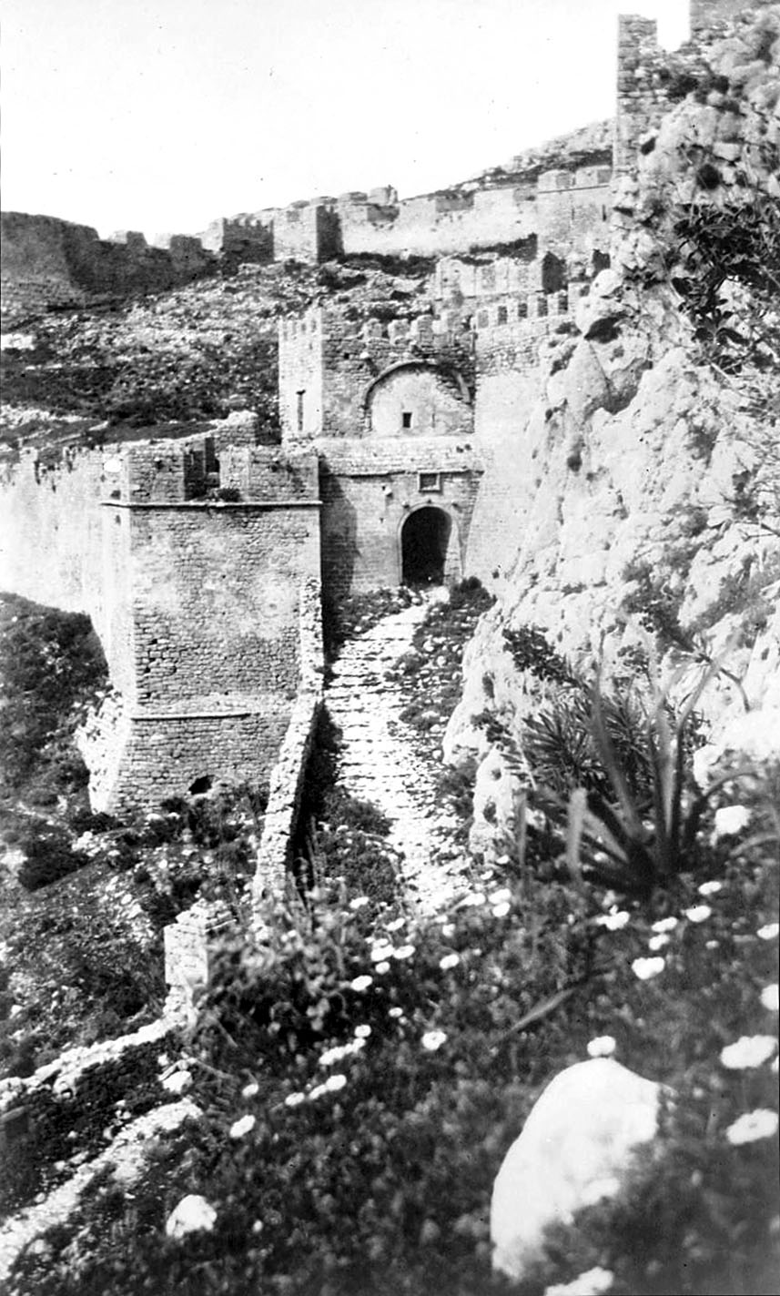 acocorinth, second gate, 1928-ol Das zweite Burgtor der Akrokorinth im Jahr 1928, das Foto entstand während der ersten Ausgrabungskampagne der ASCSA. Foto: corinth.ascsa.net