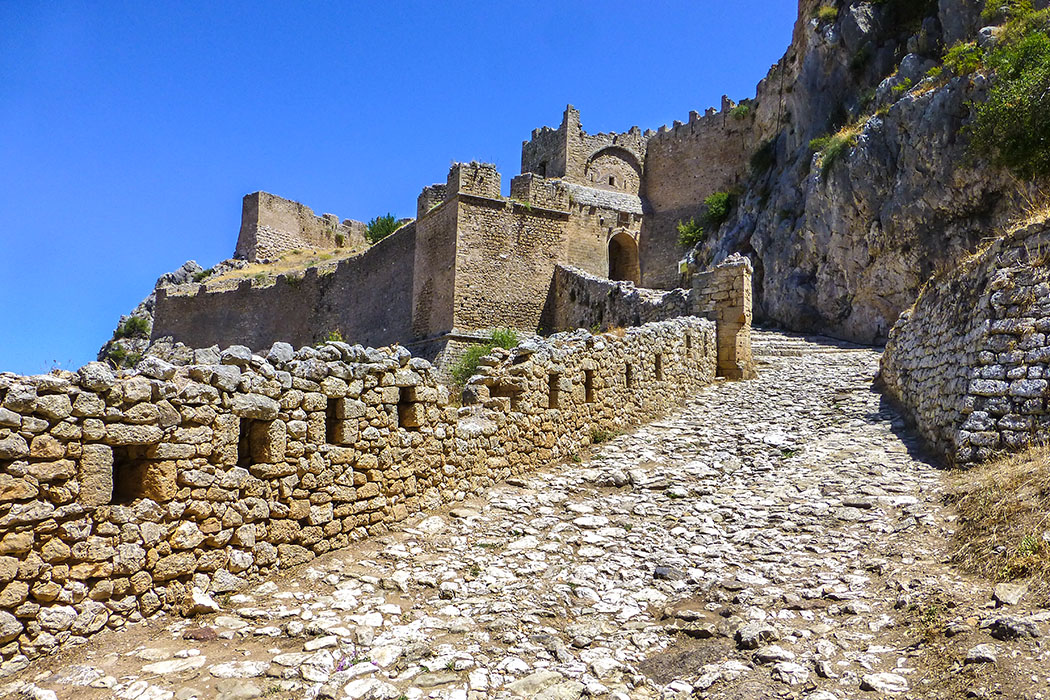 Der Weg in die Festung Akrokorinth führt durch drei mächtige Toranlagen deren Ursprung bis in die Antike zurückgeht.