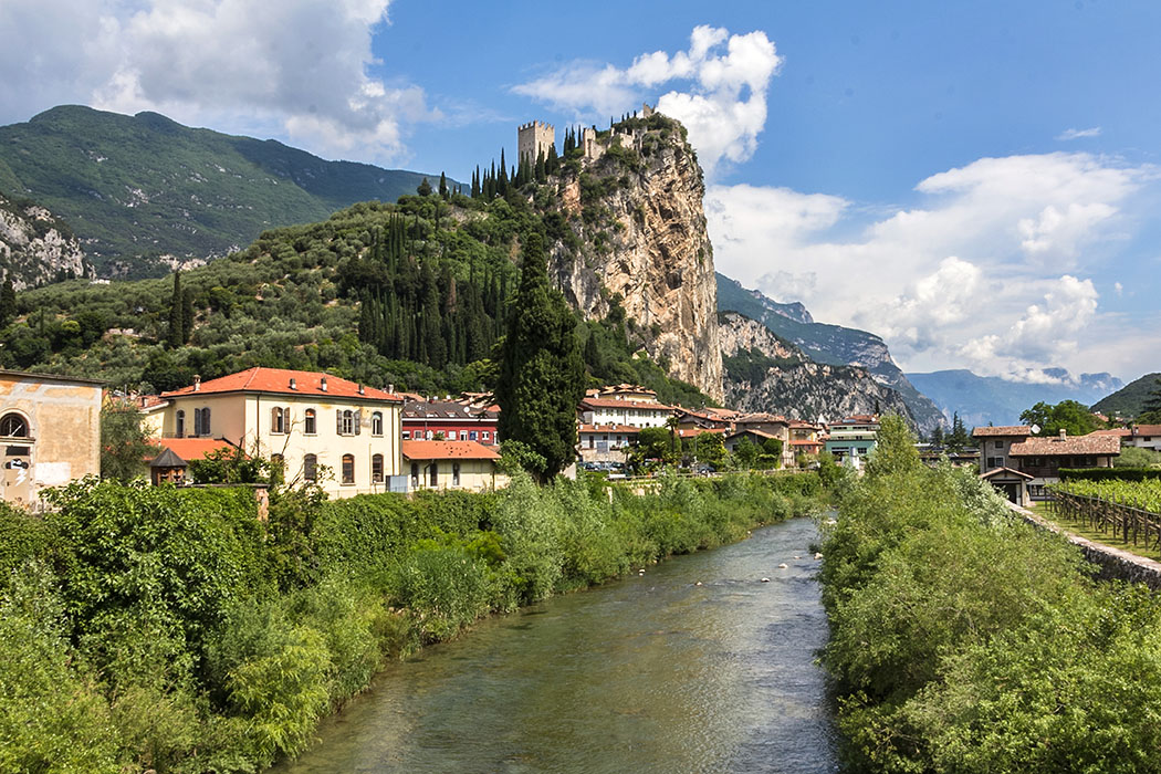 Garda Trentino: 10 Ausflugstipps im Norden vom Gardasee garda trentino arco burg sarca fluss gardasee italien Über Arco am Fluss Sarca erhebt sich auf einem mächtigen Felsen das Wahrzeichen der Stadt: Die Festung der Grafen von Arco. 