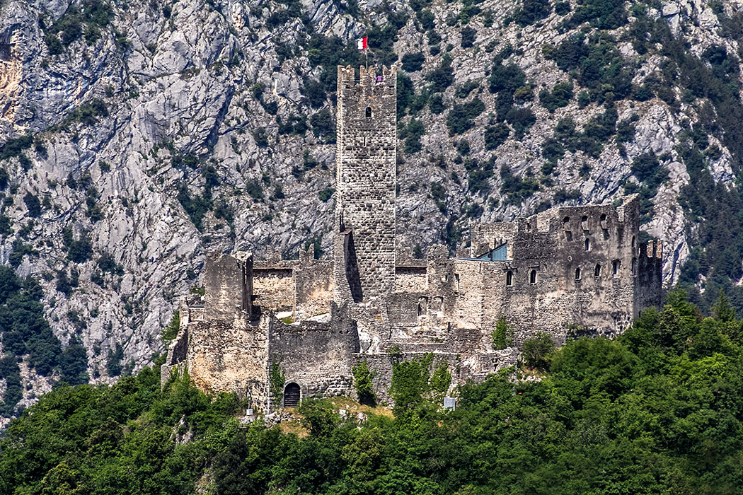 garda trentino drena burg sarcatal cavedinetal gardasee italien Die windumtoste romanische Burg von Drena mit ihren Zinnenmauern und dem hohen Bergfried steht auf einem Steilhang über dem Sarcatal.