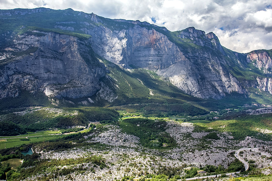 garda trentino marocche di dro sarcatal drena gardasee italien Die Marocche di Dro im Sarcatal ist das größte nacheiszeitliche Bergsturzgebiet im gesamten Alpenraum. Zwischen den Felsen hat sich eine erstaunliche Vegetationsvielfalt entwickelt die zu Wanderungen einlädt.