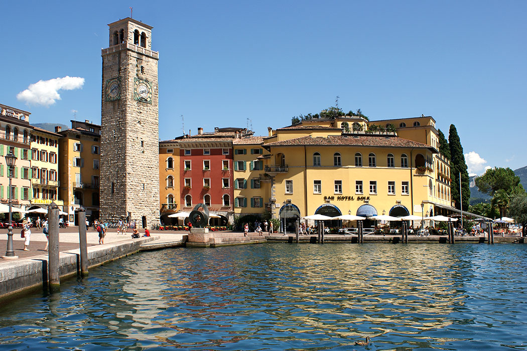 riva del garda, port, Riva des Garda im Norden des Gardasees besticht durch seine Mischung aus italienischer Leichtigkeit und österreichischer Bodenständigkeit. Foto: flickr, cooldudeandy01