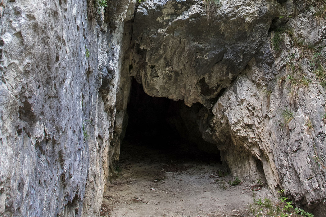 Garda Trentino: Archäologische Wanderung im Tal von Cavedine garda trentino, cavedine, val di cavedine, La Cosina, hoehle, cave, gardasee, italien Die Cosina-Höhle liegt hoch über dem Tal von Cavedine und war während der Kupfersteinzeit, sowie der Frühbronzeit, bewohnt. Sie wurde auch Bestattungsplatz genutzt.