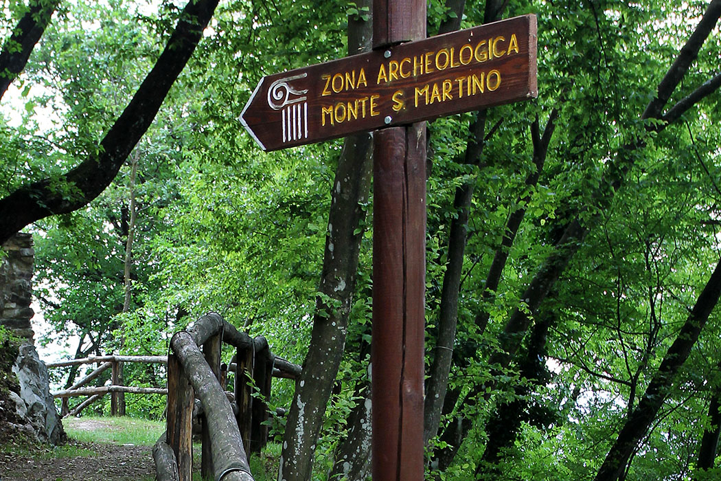 Garda Trentino: Monte San Martino – Antiker Kultplatz im Tennotal garda trentino monte san martino campi riva del garda gardasee italien 08 Monte San Martino: Wanderwege führen durch den Wald zum einsam gelegenen Kultplatz.