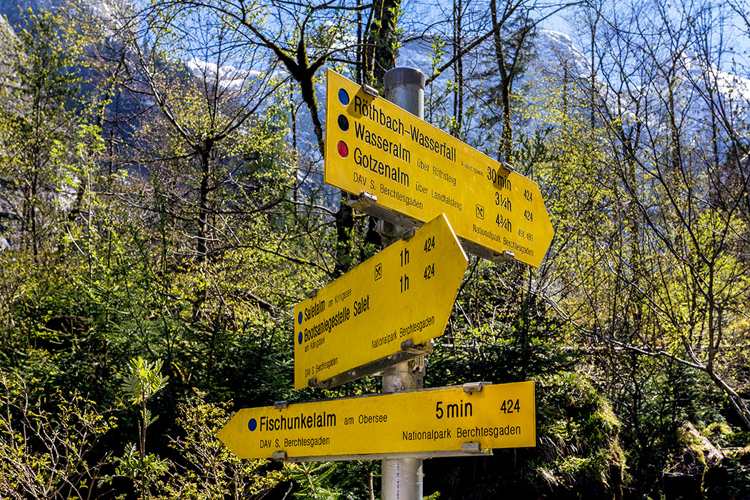 Deutschland, Oberbayern, Nationalpark Berchtesgaden, Obersee, Fischunkelalm, Wegweiser, April 2017 - Der Abzweig am Obersee zum Röthbach-Wasserfall. Eine Einkehr in der Fischunkelalm konnten wir im April nicht genießen, da die Almhütte erst ab Juni öffnet. 