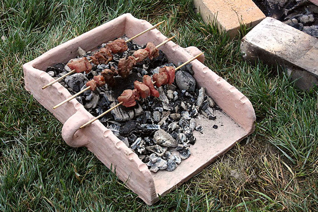 Souvlaki-Pita: Griechische Schweinefilet-Spießchen vom Grill - Cooking experiments suggest that Mycenaean souvlaki trays would have been portable. Credit: Julie Hruby