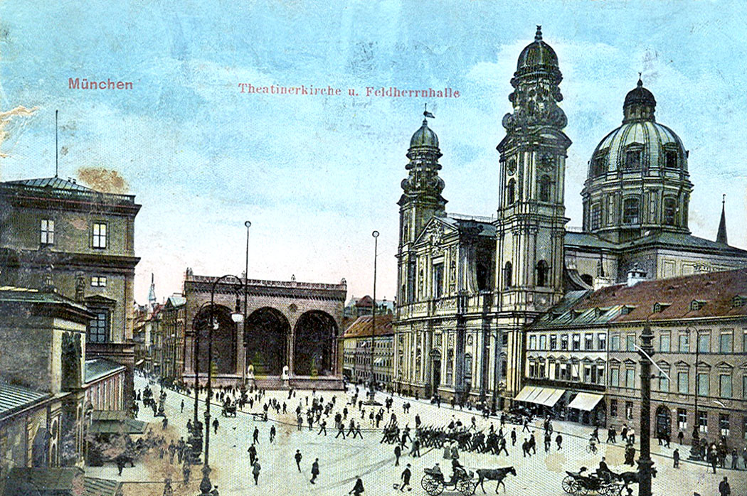 Muenchen_Feldherrnhalle_ol Die Postkarte „München – Theatinerkirche und Feldherrnhalle“ stammt vom 19. März 1916 und zeigt den Odeonsplatz in München. Foto: Kollektion Wolfgang Sauber, Wikipedia.