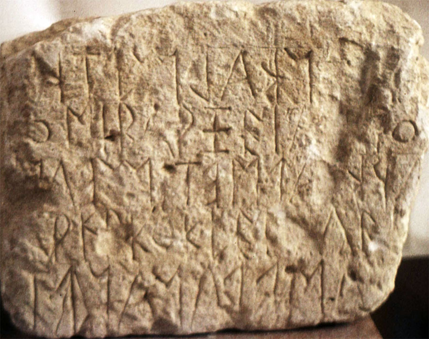 praisos_eteocretan_halbherr - Eine der ältesten Inschriften die in Praisos entdeckt wurde datiert auf Ende des 7. bis Anfang des 6. Jahrhunderts v. Chr. Es wurde im zwar im altgriechischen Alphabet, aber in minoischer Sprache geschrieben. Die Schreibweise ist im Bustrophedon-Stil (ochsenwendig) mit zeilenweise abwechselnder Schreibrichtung. 